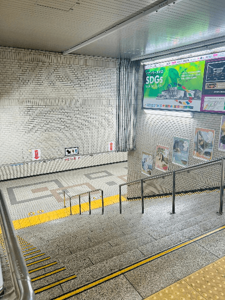 川口駅東口の階段をおります。